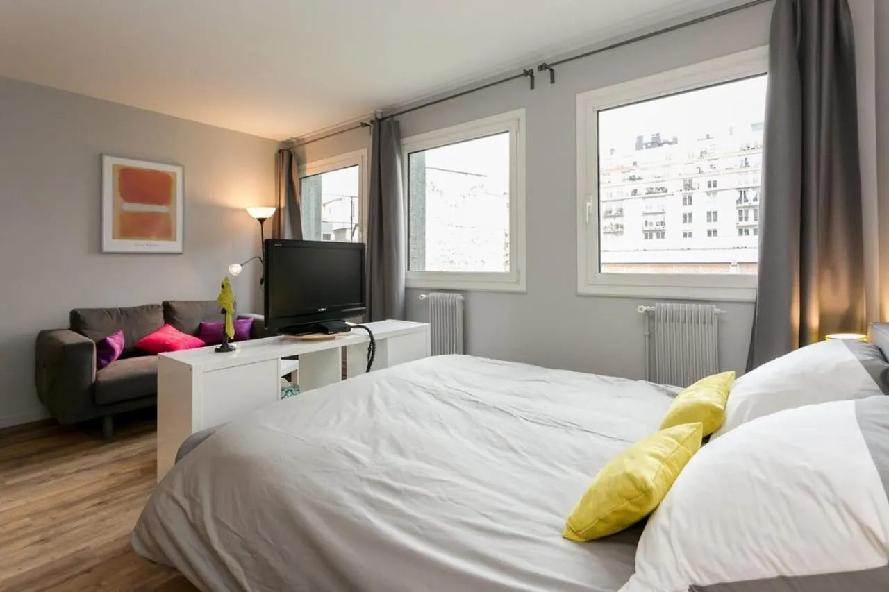Nicely Decorated Modern Studio Near The Eiffel Tower - Paris - Welkeys contacts