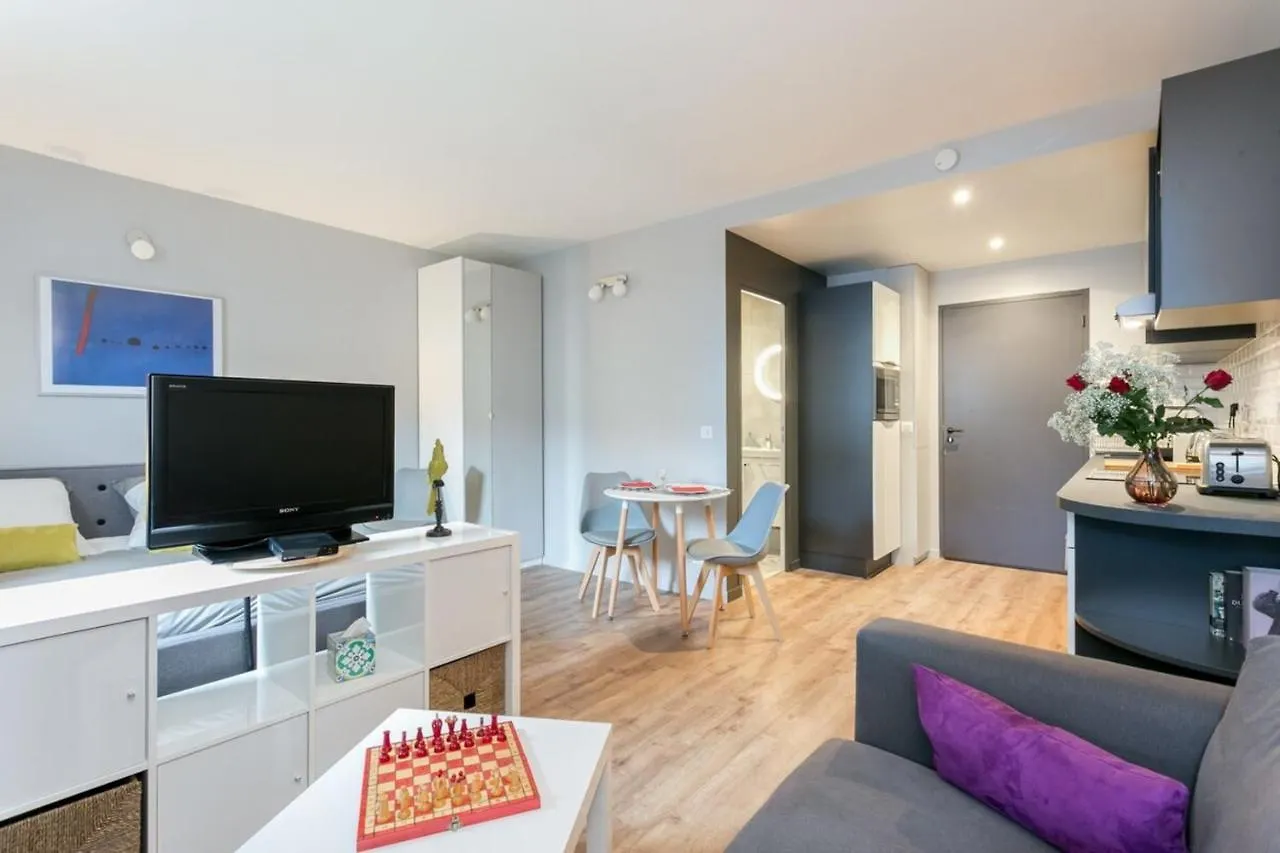 Nicely Decorated Modern Studio Near The Eiffel Tower - Paris - Welkeys